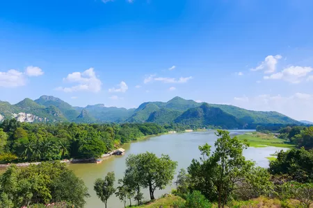 Fluss und Hügel in der Region am River Kwai in Thailand