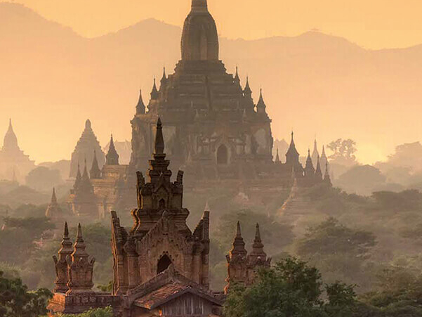 Sonnenaufgang über den Pagoden von Bagan
