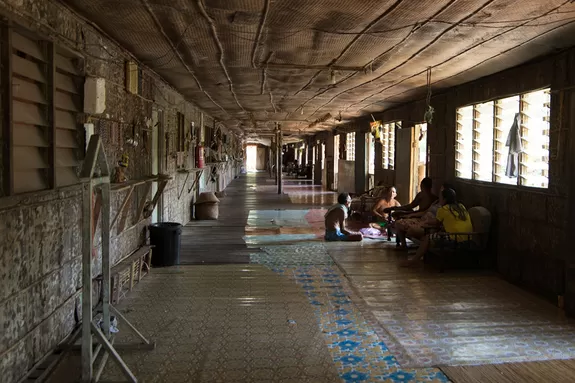 Aufenthalt bei den Iban in traditionellem Langhaus