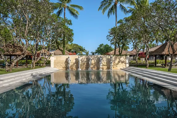Balinesisch dekorierte Gartenanlage, Hotel Intercontinental Bali 
