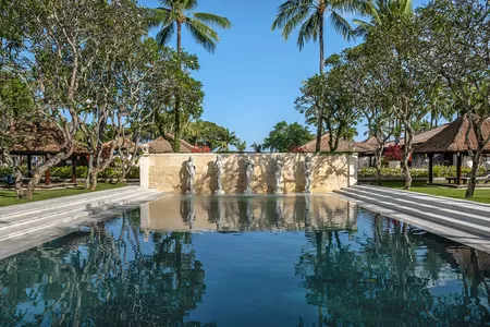 Balinesisch dekorierte Gartenanlage, Hotel Intercontinental Bali 