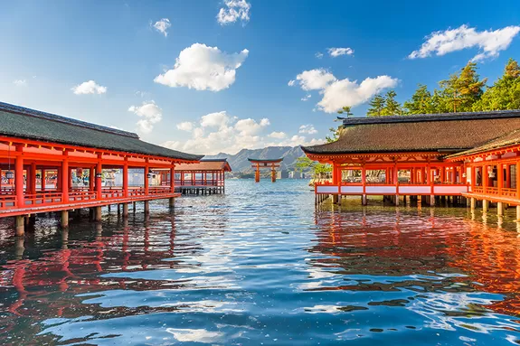 Insel Myjajima mit rotem Tempel: Etappe auf der Japan Rundreise