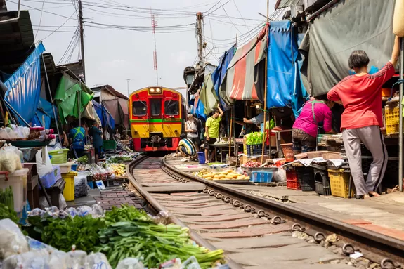 Schaspiel auf der Südthailand Rundreise: Railway Market in Maeklong