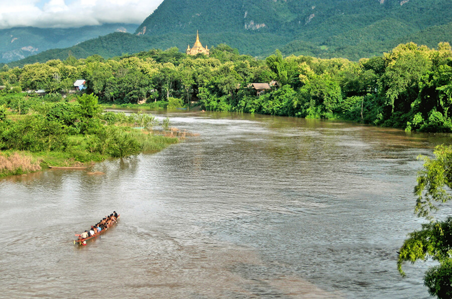 Eine Bootstour auf dem Kok River gehört bei einer Rundreise im Goldenen Dreieck einfach dazu