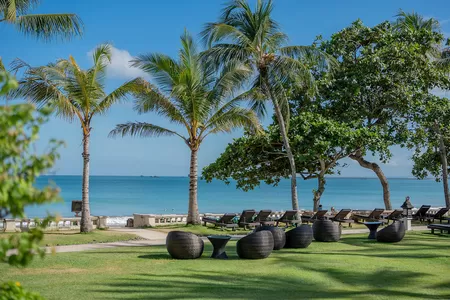 Viel Platz in der Gartenanlage des Hotel Intercontinental Bali 
