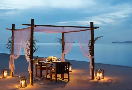 Romantisches Dinner zu Zweit am Strand von Mae Nam, Ko Samui