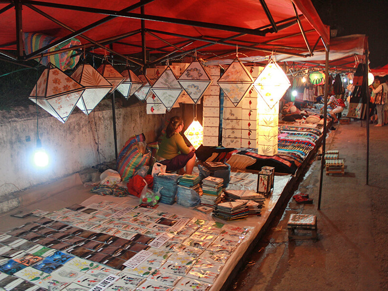 Spannend zum Bummeln und Einkaufen: der Nachtmarkt von Luang Prabang