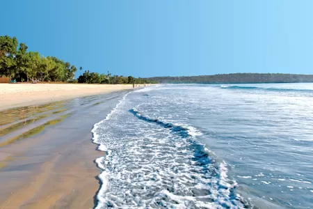 Traumhafter, ruhiger Sandstrand von Jimbaran auf Bali