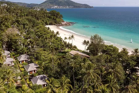 Blick auf Cottages, Strand und Meer im Surin, Phuket