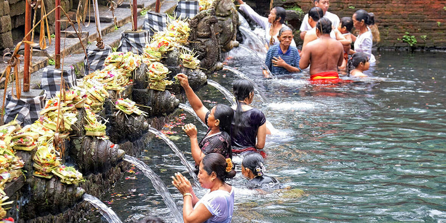 Reinigungszeremonie im Heiligtum Tirta Empul auf Bali