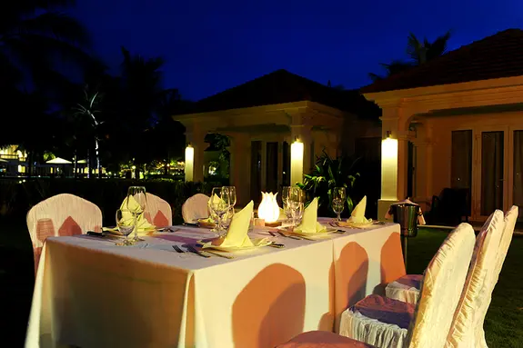 Restaurant mit Gartenterrasse für vietnamesische Spezialitäten im Boutique Hotel Hoi An