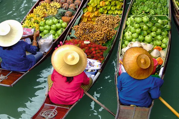 Frauen in Booten am Schwimmenden Markt in Thailand