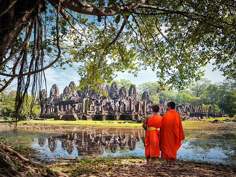 Mönche bestaunen die mystischen Tempel von Angkor Wat