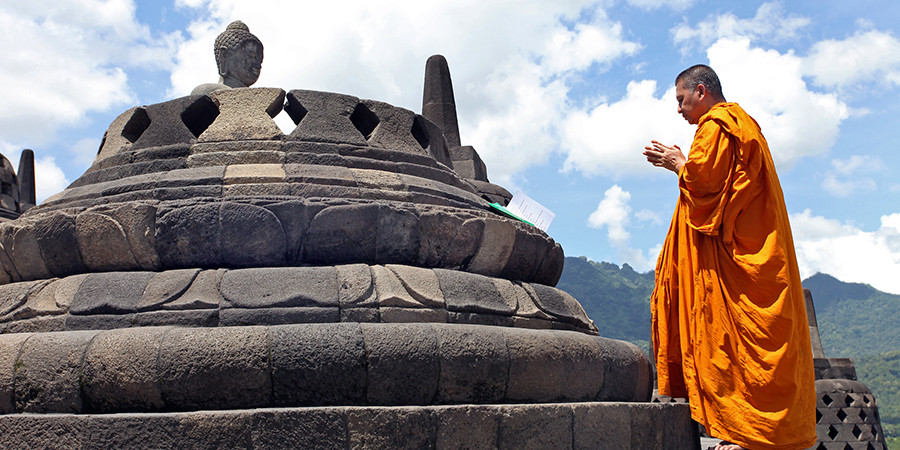 Gläubige aus aller Welt besuchen den majestätischen Borobudur mit seinen Stupas, Statuen und Steinreliefs