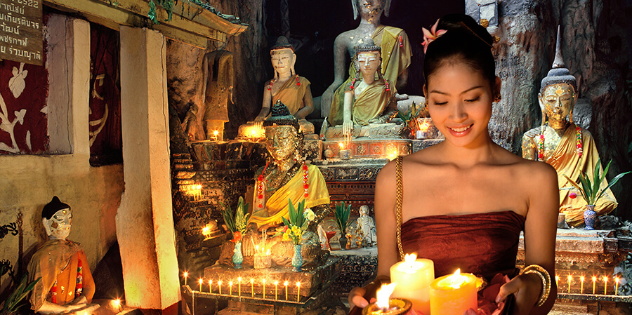 Eine Gläubige hält Andacht in einem thailändischen Tempel