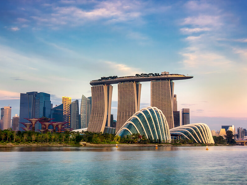 Die futuristische Marina Bay in Singapore mit dem Marina Bay Sands Hotel