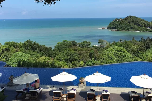 Infinity Pool mit Blick auf Regenwald und Meer im Hotel Pimalai Resort Koh Lanta