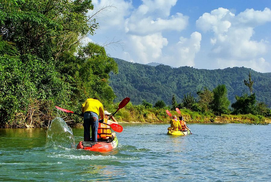 Entdecken der Kalksteinberge vom Wasser aus
