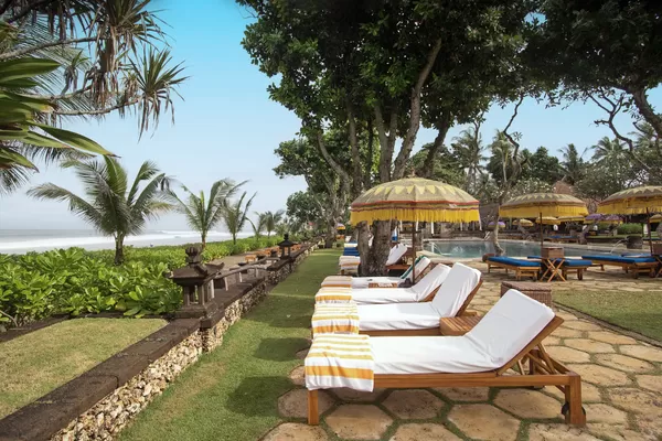 Liegen am Pool mit Blick zum Strand im The Oberoi Bali Hotel