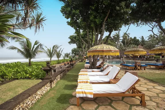 Liegen am Pool mit Blick zum Strand im The Oberoi Bali Hotel