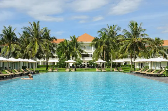 Schöne Gartenanlage mit Pool und Palmen im Hotel Boutique Hoi An