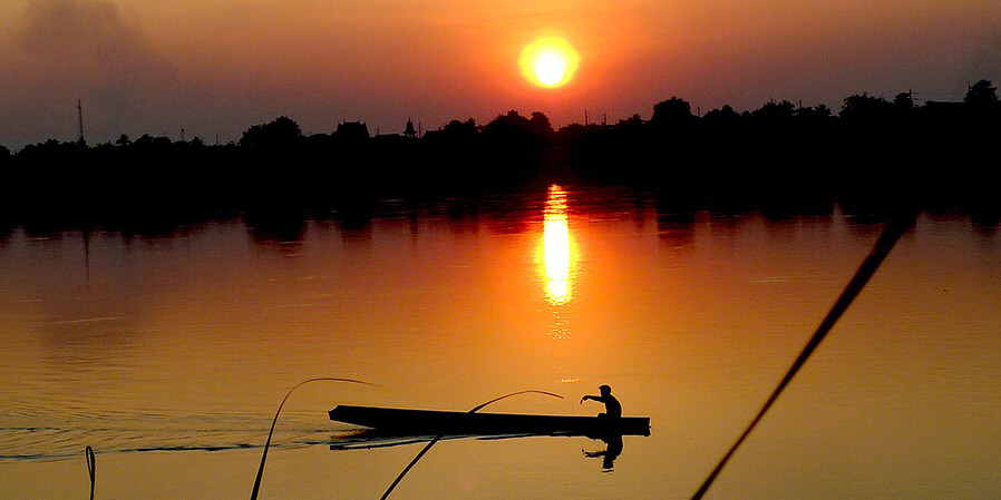 Auf der Mekong Flussfahrt gemächlich das Leben an und auf dem Fluss beobachten