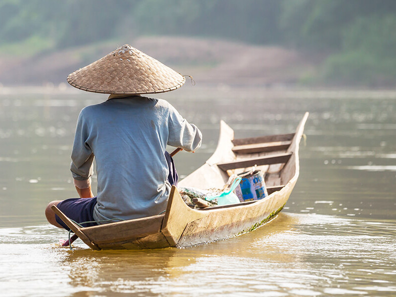 traditionelle Fortbewegung auf dem Wasser im ursprünglichen Laos