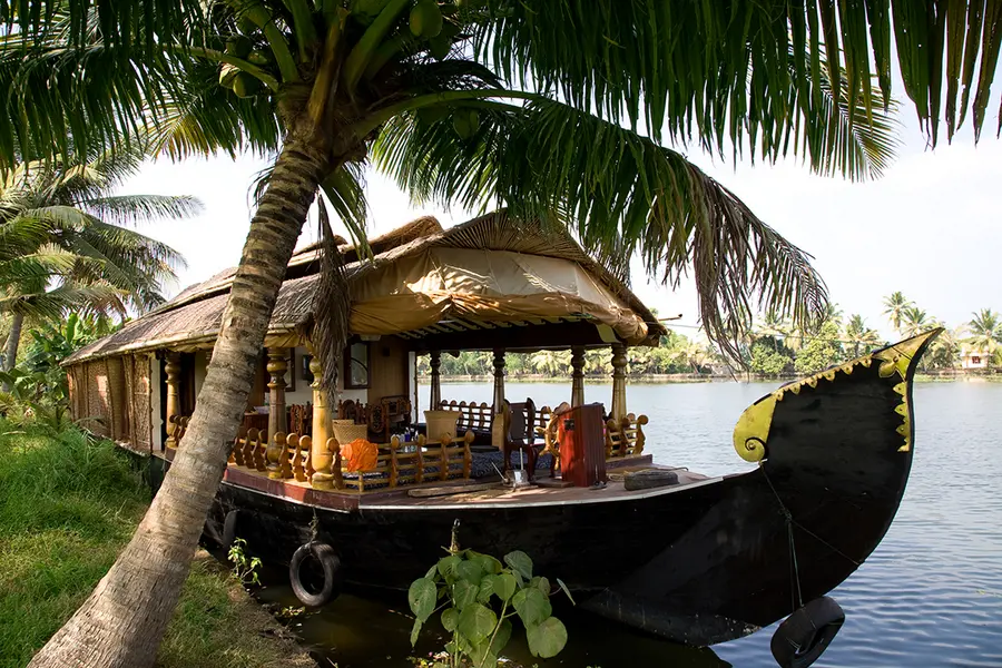 Backwaters Kerala: ein Highlight ist die Übernachtung auf einem traditionellen Houseboat