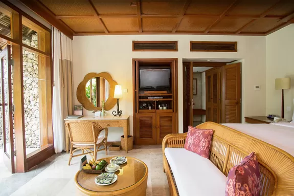 Zimmer mit balinesischem Flair und allem Komfort im Hotel The Oberoi Bali