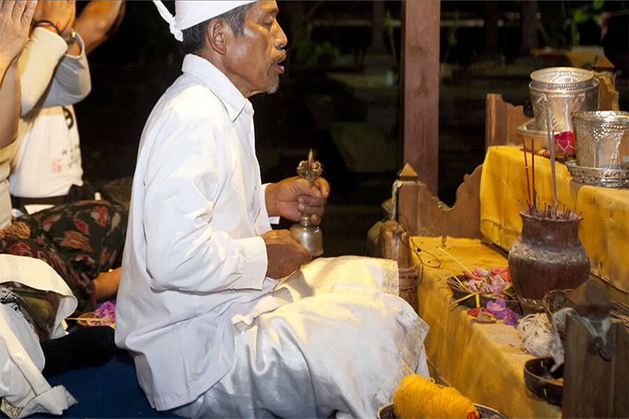 Beten, um die Götter gütig zu stimmen in Bali