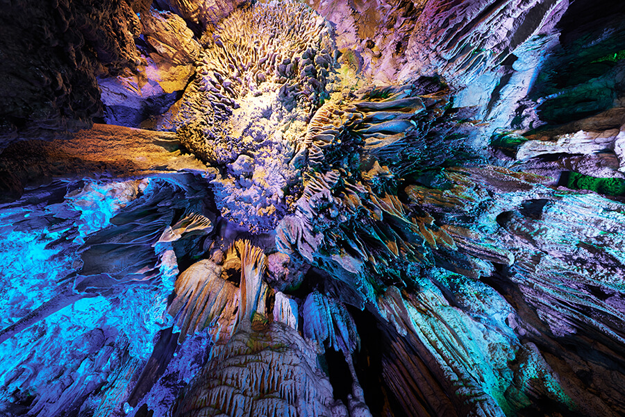 Lichtspektakel in der Schilfrohrflöten-Grotte in Guilin
