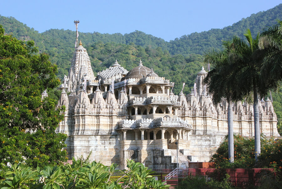 Jain Tempel in Ranakpur mit den weissen Marmorsäulen und Steinschnitzereien