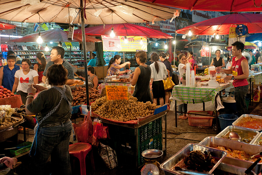 Einen Besuch wert auf Ihrer Nordthailand Rundreise: der quirlige Nachtmarkt Night Bazar in Chiang Mai