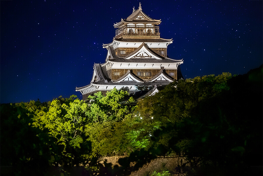 Grandiose Samurai-Burg Himeji auf einer Steilklippe thronend