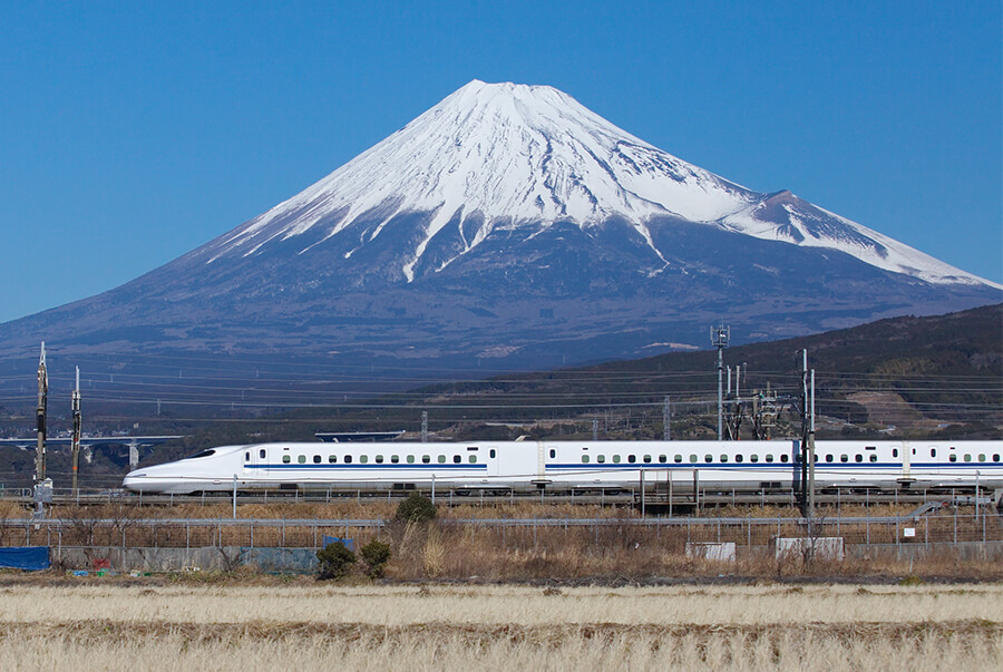Braust vorbei am legendären Berg Fuji: Shinkansen Hochgeschwindigkeitszug 