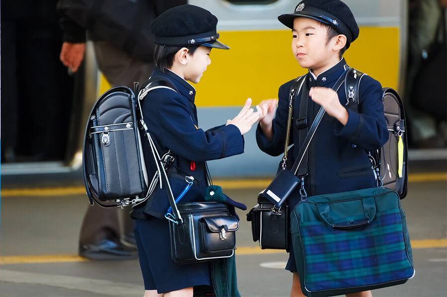 Japanische Kinder auf dem Weg zur Schule