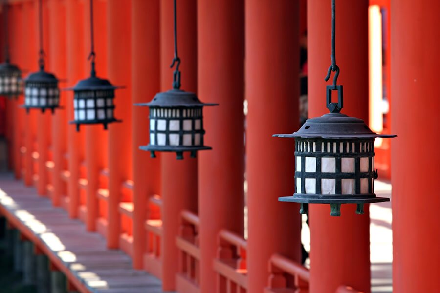 Laternen und zinnoberrote torii - allgegenwärtig in Japan