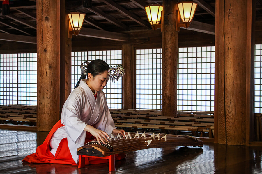 Harmonische Klänge im Shinto-Schrein in Nara