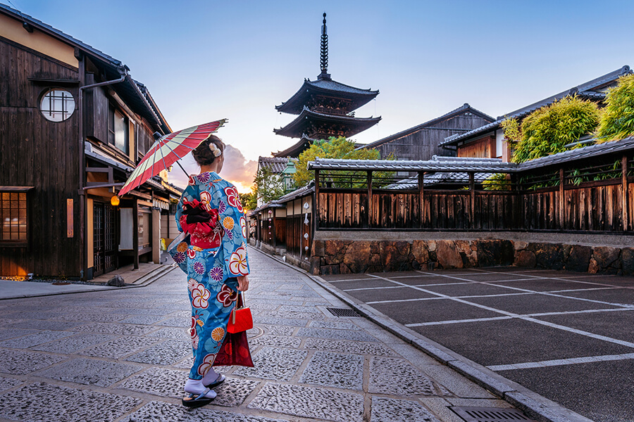 Kyoto: im Geisha Viertel Gion mit den traditionellen Teehäusern