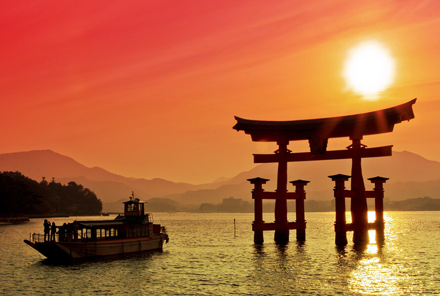 Beliebtes Ziel auf Japan Reisen: die Insel Miyajima mit dem roten Tempeltor