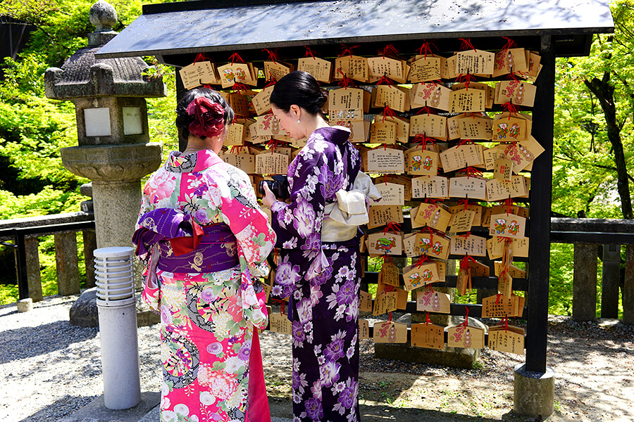 Traditionell gekleidete Geishas