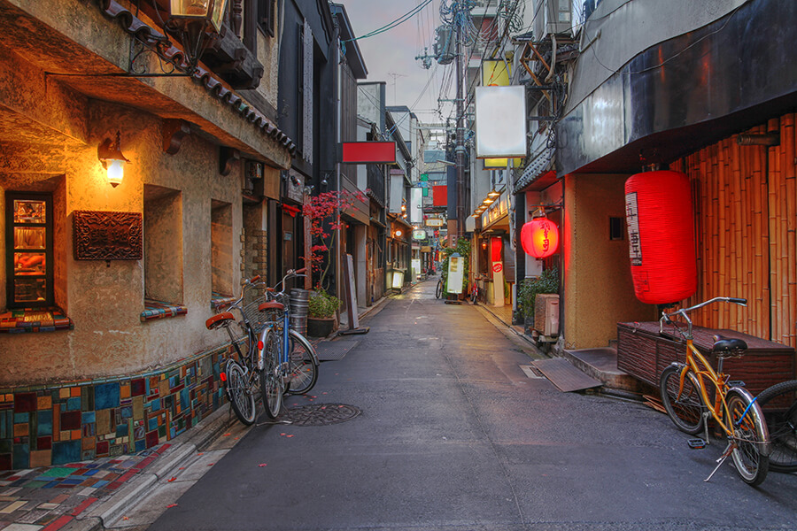 Traditionelles Japan: alte Strassen und Papierlaternen